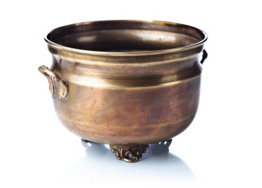 Beyaz bir arka plan üzerinde izole eski pirinç pot.