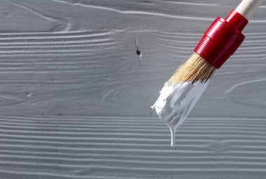 Beyaz boya ile boya fırçası .
