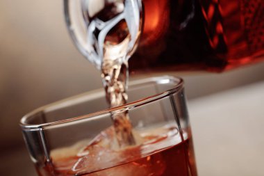 Viski bir sürahi bir cam içine dökülür .