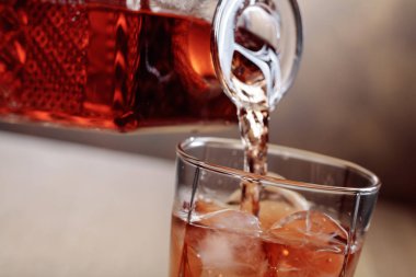 Viski bir sürahi bir cam içine dökülür .