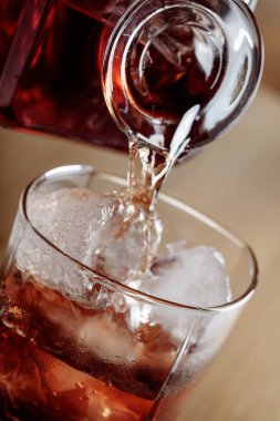 Viski bir sürahi bir cam içine dökülür .