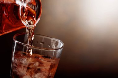 Viski bir sürahi bir cam içine dökülür .