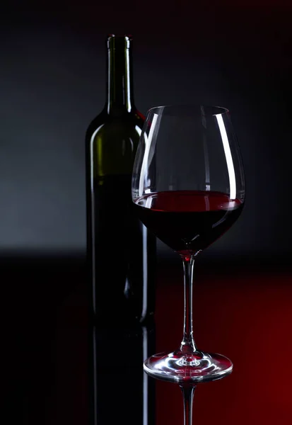 Glas und Flasche Rotwein. — Stockfoto