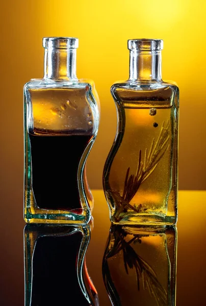 Bouteilles d'huile d'olive aromatisée et vinaigre balsamique  . — Photo