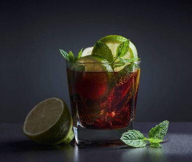 Cola ROM, limon ve nane .