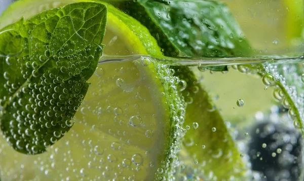 Primo piano del cocktail con lime, ghiaccio e menta   . — Foto Stock