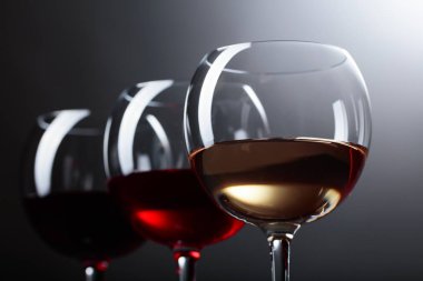 Pembe, kırmızı ve beyaz şarap gözlük .