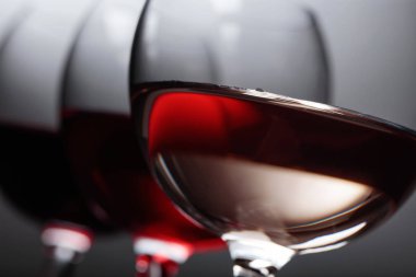 Pembe, kırmızı ve beyaz şarap gözlük .