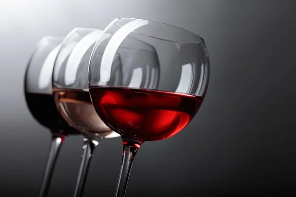Стаканы розового, красного и белого вина  . — стоковое фото