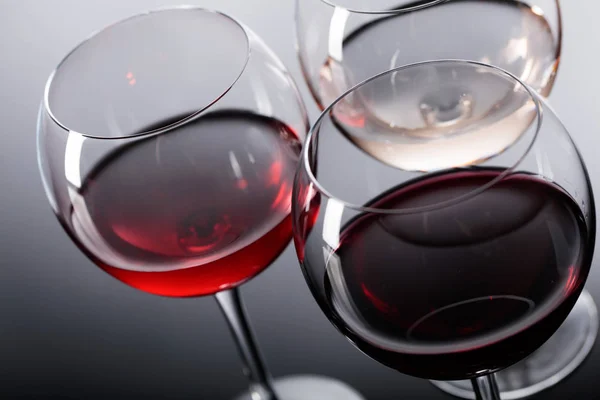 Стаканы розового, красного и белого вина  . — стоковое фото