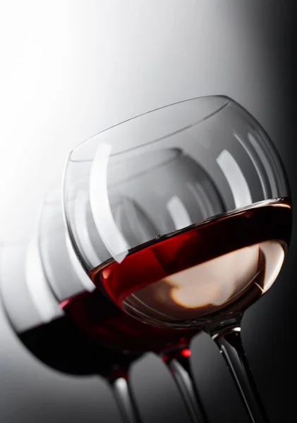 Rózsaszín, vörös- és fehérbor pohár . — Stock Fotó