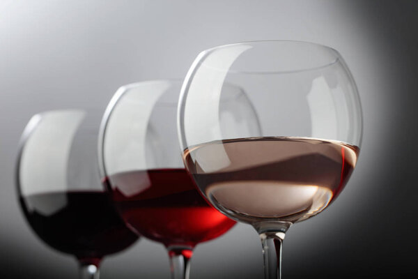 Стаканы розового, красного и белого вина
 .