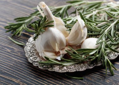 Biberiye ve sarımsak bir ahşap tablo.