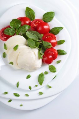 Domates ve yeşil Fesleğenli mozzarella.