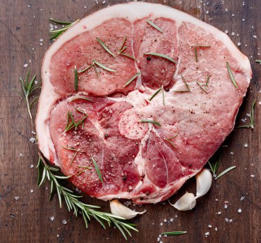 Biberiye, tuz ve biber ile çiğ domuz eti.