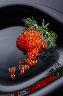 Dereotu ile kırmızı havyar . 