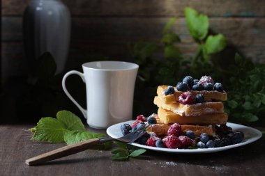 Ahududu ve böğürtlenli gözleme 