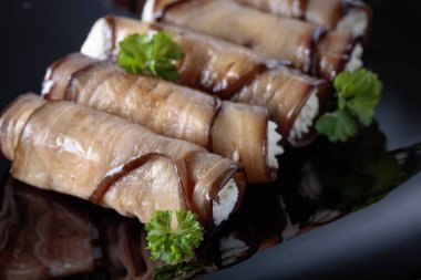 Peynir ve sarımsak ile doldurulmuş patlıcan ruloları.