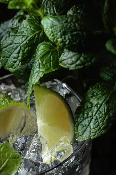 Coquetel Mojito com limão, gelo e hortelã  . — Fotografia de Stock