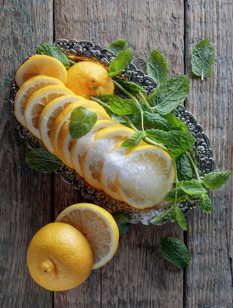 Tranches de citron avec sucre et feuilles de menthe . — Photo