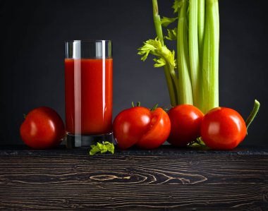 Kereviz hasta ile süslenmiş Bloody Mary kokteyl . 