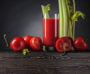 Kereviz hasta ile süslenmiş Bloody Mary kokteyl . 