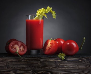 Kereviz hasta ile süslenmiş Bloody Mary kokteyl . 