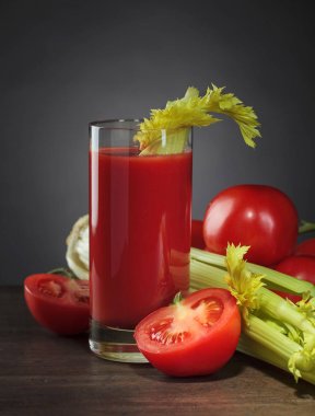 Kereviz hasta ile süslenmiş Bloody Mary kokteyl . 