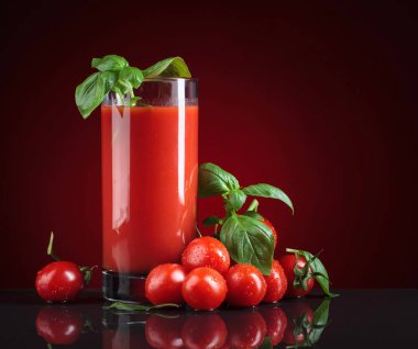 Fesleğen ile süslenmiş Bloody Mary kokteyl. 