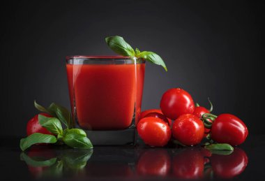 Fesleğen ile süslenmiş Bloody Mary kokteyl. 