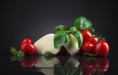 Mozarella küçük domates ve fesleğen ile . 