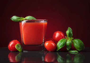 Fesleğen ile süslenmiş Bloody Mary kokteyl. 