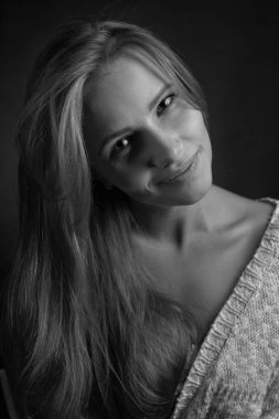 uzun kıvırcık saçlı genç çekici kadın . 