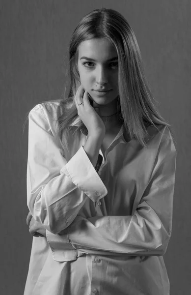 Mujer bonita joven en camisa blanca . —  Fotos de Stock