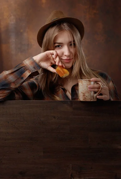 Mujer con café y magdalena . —  Fotos de Stock