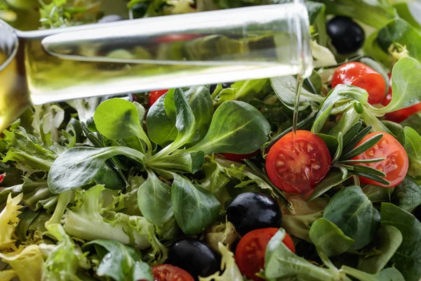 Groene salade met tomaten en zwarte olijven. — Stockfoto