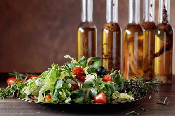 Зеленый салат и оливковое масло со специями . — стоковое фото