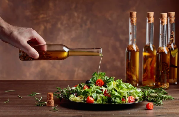 用橄榄油从小瓶子里倒出的绿色沙拉. — 图库照片