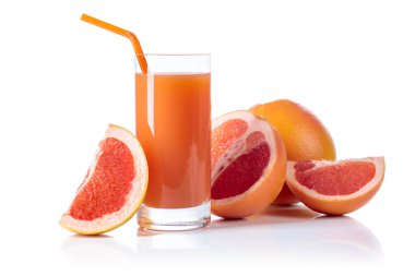 Bardak taze greyfurt suyu ve kesilmiş meyve beyaz arka plan.