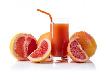 Bardak taze greyfurt suyu ve kesilmiş meyve beyaz arka plan.