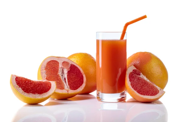 Sklenka čerstvé grapefruitové šťávy a řez ovoce bílým pozadím. — Stock fotografie