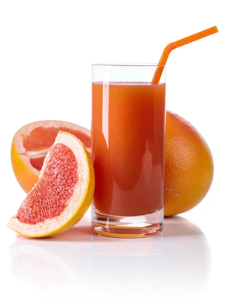 Glas frischer Grapefruitsaft und geschnittene Früchte weißer Hintergrund. — Stockfoto
