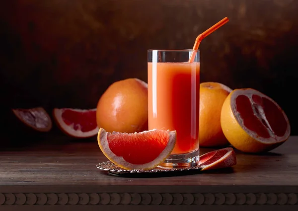 Segelas jus jeruk segar dan buah dipotong  . — Stok Foto