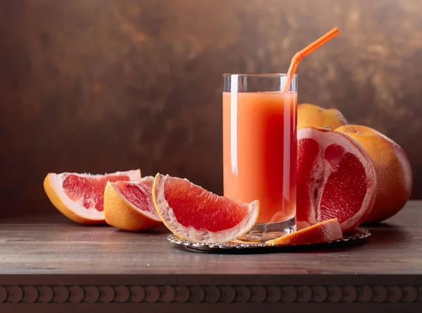 Segelas jus jeruk segar dan buah dipotong  . — Stok Foto