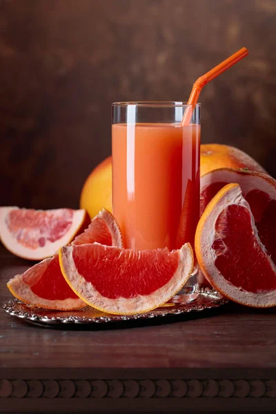 Copo de sumo de toranja fresco e frutas cortadas  . — Fotografia de Stock