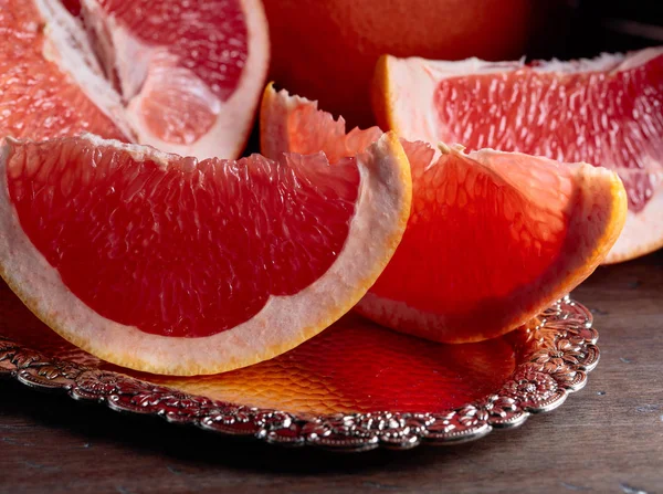 Fatias de toranja madura fresca na mesa de madeira . — Fotografia de Stock