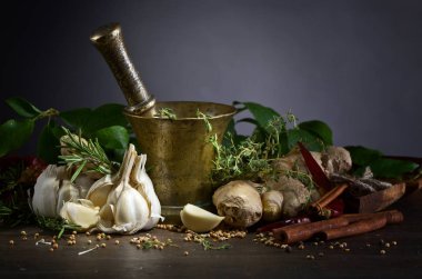 Farklı otlar ve baharatlar ahşap bir masa üzerinde . 