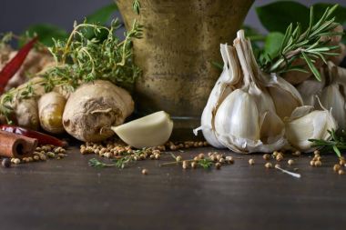 Farklı otlar ve baharatlar ahşap bir masa üzerinde . 