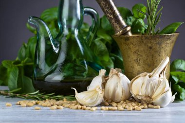 Pesto yapmak için malzemeler.