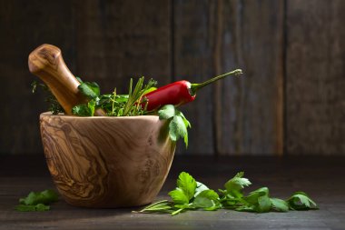 Eski ahşap bir masa üzerinde farklı otlar .